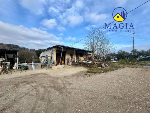 Locale Commerciale in vendita a Ponterotto, Marche
