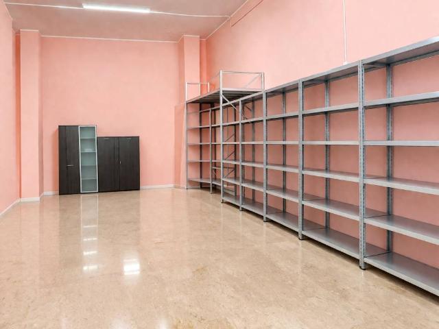 Locale Commerciale in vendita a San Filippo Neri, Marche