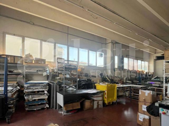 Locale Commerciale in vendita a Sentina, Marche