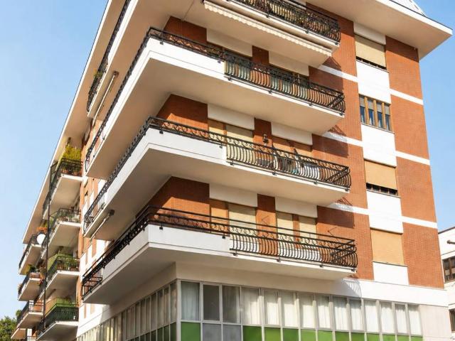 Locale Commerciale in vendita a Marina centro, Marche