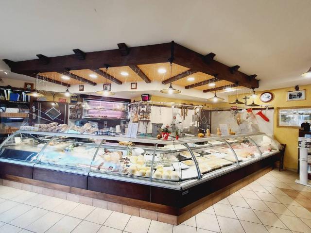 Locale Commerciale in vendita a Sentina, Marche