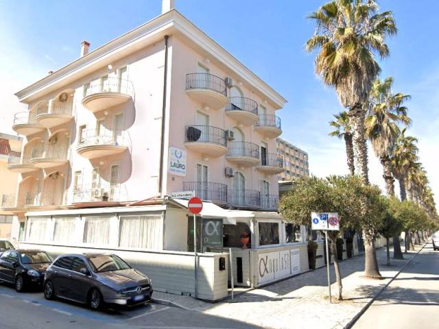 Locale Commerciale in vendita a Mare, Marche