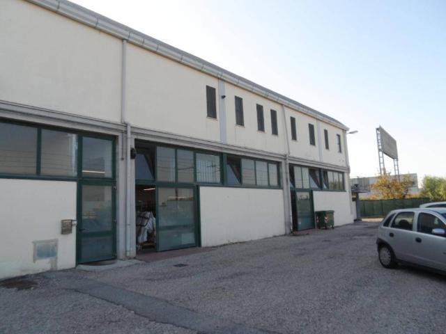 Locale Commerciale in vendita a Porto d'Ascoli centro, Marche