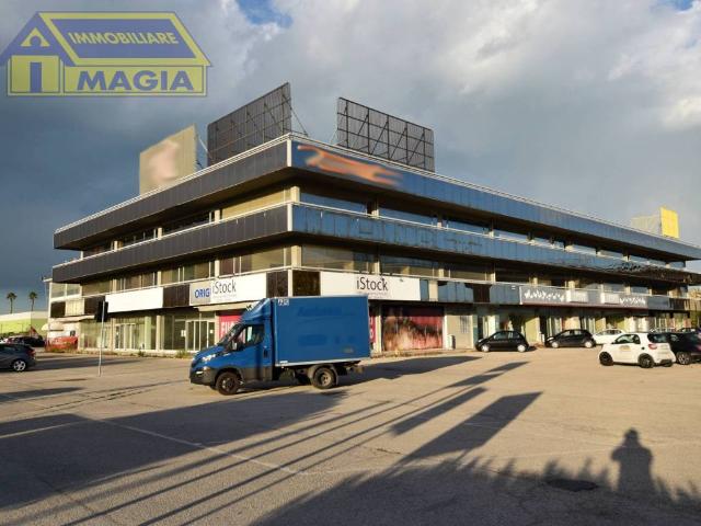 Locale Commerciale in vendita a Porto d'Ascoli centro, Marche