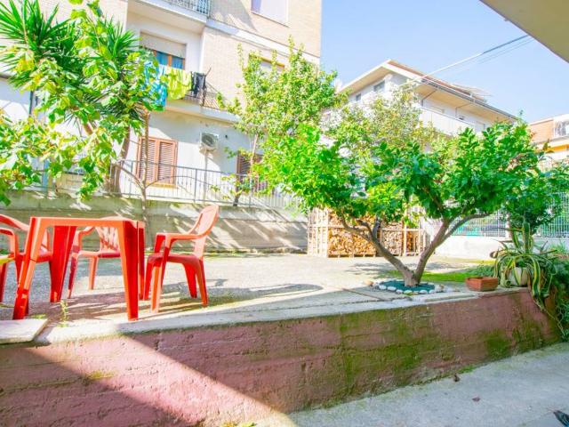 Locale Commerciale in vendita a Paese Alto, Marche