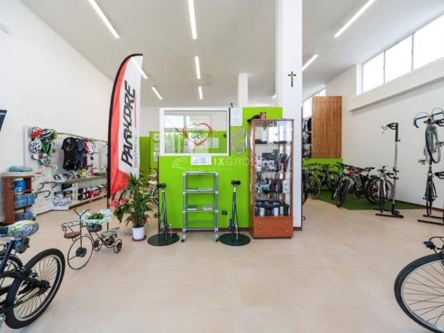 Locale Commerciale in vendita a Agraria, Marche