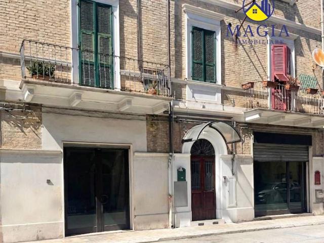 Locale Commerciale in vendita a Sentina, Marche