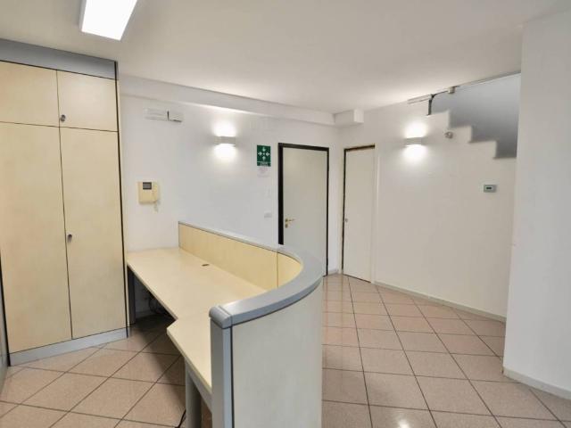 Locale Commerciale in vendita a Sant'Antonio, Marche