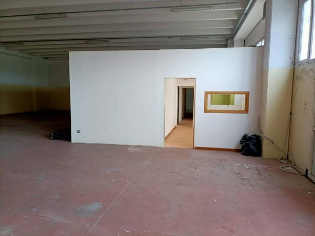 Locale Commerciale in vendita a Sentina, Marche