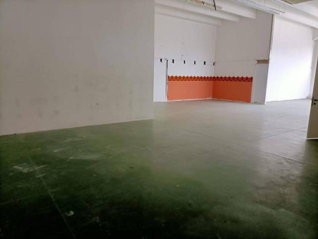 Locale Commerciale in vendita a Sentina, Marche