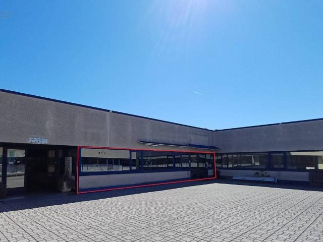 Locale Commerciale in vendita a Porto d'Ascoli centro, Marche
