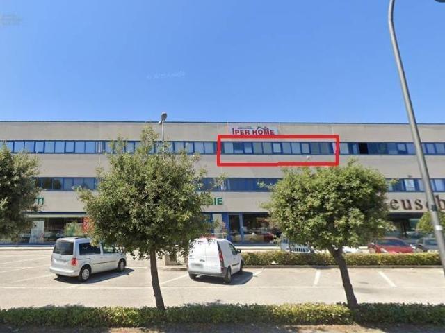 Locale Commerciale in vendita a Porto d'Ascoli centro, Marche