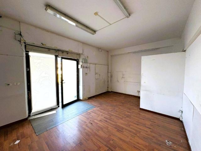 Locale Commerciale in vendita a Mare, Marche