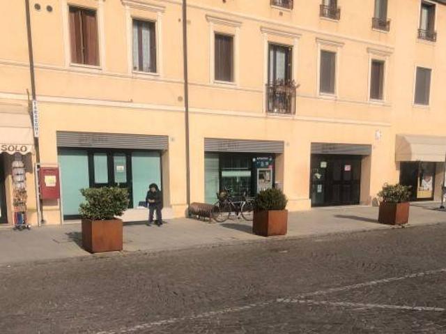 Locale Commerciale in vendita a San Benedetto Po, Lombardia