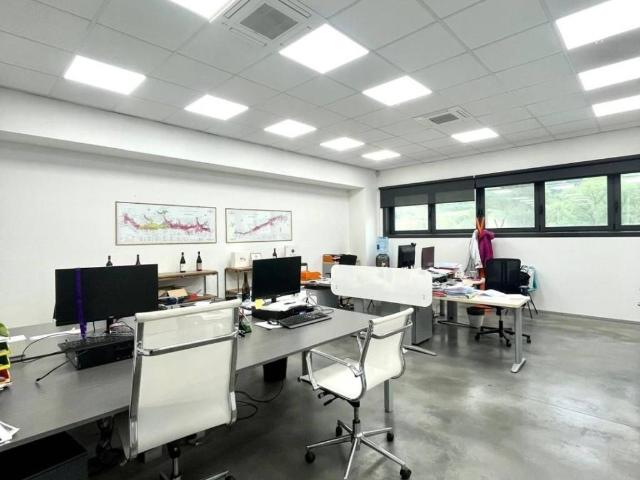 Locale Commerciale in vendita a San Casciano in Val di Pesa, Calzaiolo