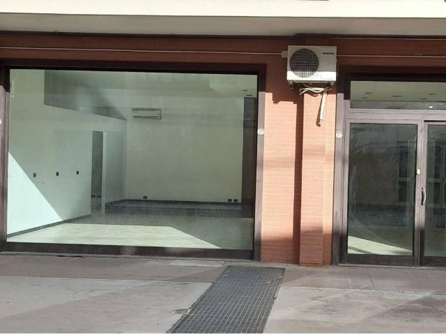 Locale Commerciale in vendita a Puglia, Lecce