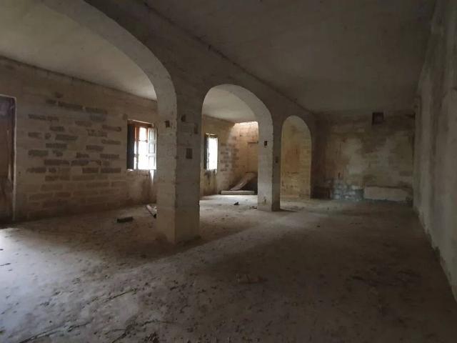 Locale Commerciale in vendita a Puglia, Lecce