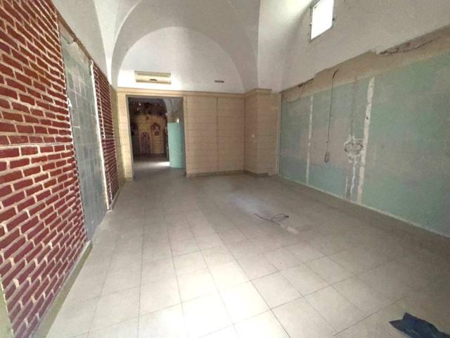Locale Commerciale in vendita a Puglia, Lecce