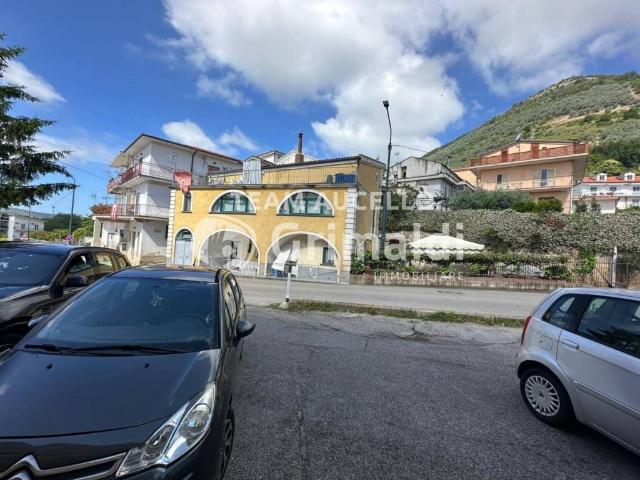 Locale Commerciale in vendita a San Cipriano Picentino, Campania
