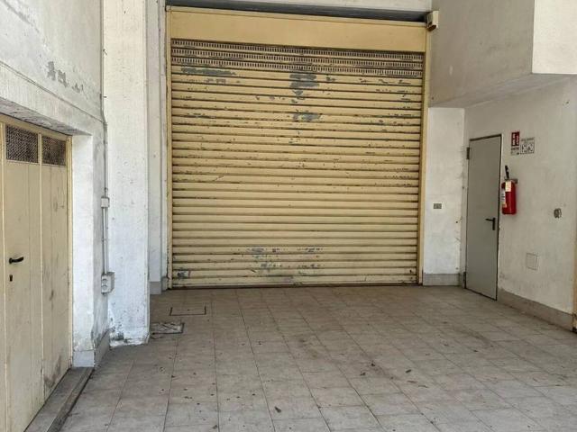 Locale Commerciale in vendita a San Cipriano Picentino, Campania