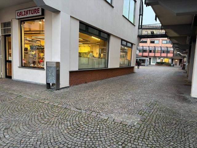 Locale Commerciale in vendita a Triulzo, San Donato Milanese