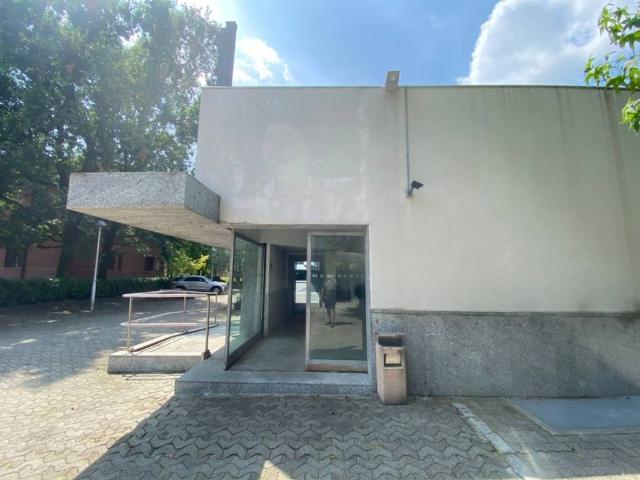 Locale Commerciale in vendita a Triulzo, San Donato Milanese
