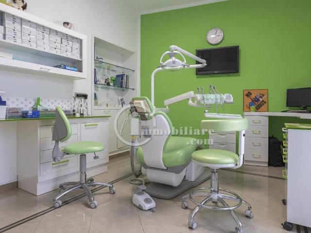 Locale Commerciale in vendita a Triulzo, San Donato Milanese