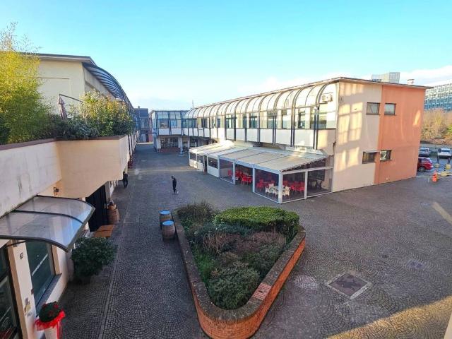 Locale Commerciale in vendita a Triulzo, San Donato Milanese