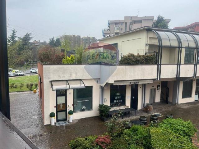 Locale Commerciale in vendita a Triulzo, San Donato Milanese