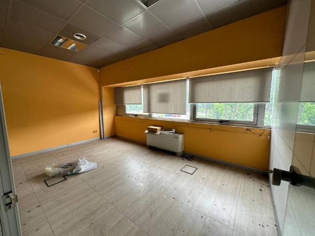 Locale Commerciale in vendita a Triulzo, San Donato Milanese