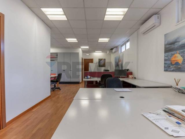 Locale Commerciale in vendita a San Donato Milanese, Lombardia