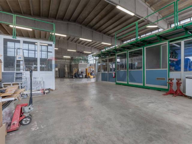 Locale Commerciale in vendita a San Donato Milanese, Lombardia