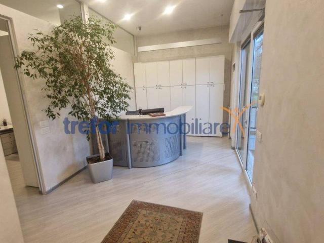 Locale Commerciale in vendita a Triulzo, San Donato Milanese