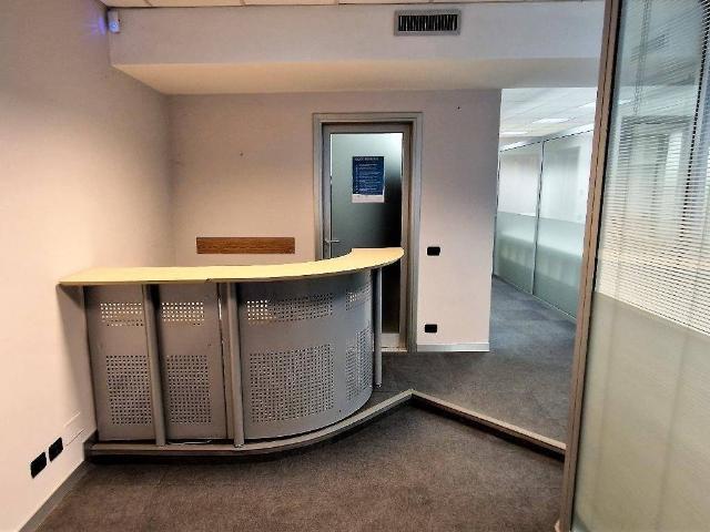 Locale Commerciale in vendita a Triulzo, San Donato Milanese