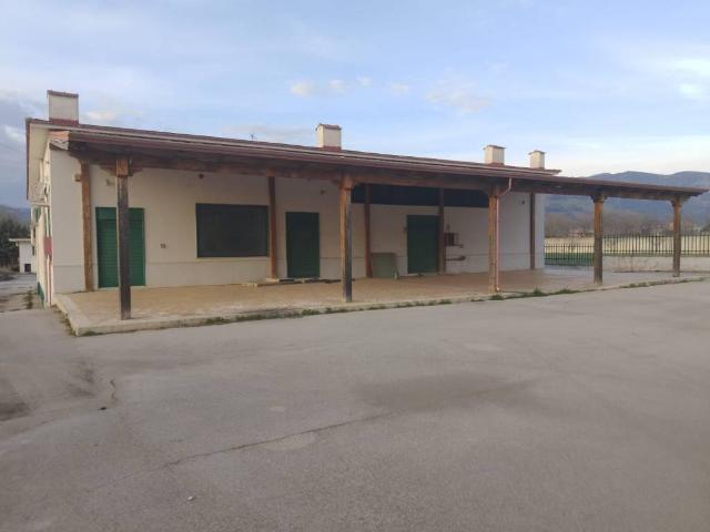 Locale Commerciale in vendita a San Felice A Cancello, Campania