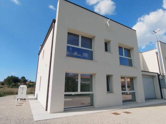 Locale Commerciale in vendita a Unione Comuni Modenesi Area Nord, San Felice Sul Panaro