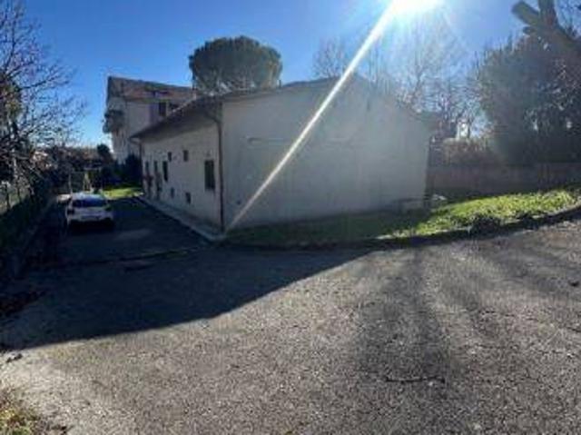 Locale Commerciale in vendita a San Gemini, Umbria