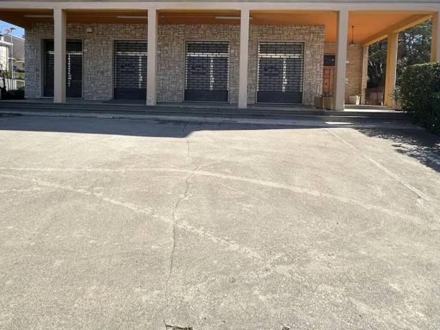 Locale Commerciale in vendita a San Gemini, Umbria
