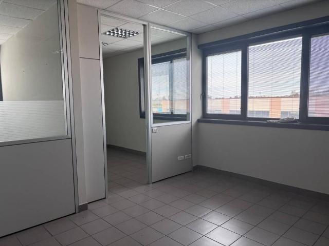 Locale Commerciale in vendita a San Genesio Ed Uniti, Lombardia