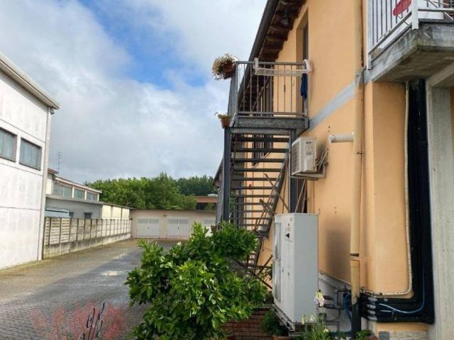 Locale Commerciale in vendita a San Genesio Ed Uniti, Lombardia