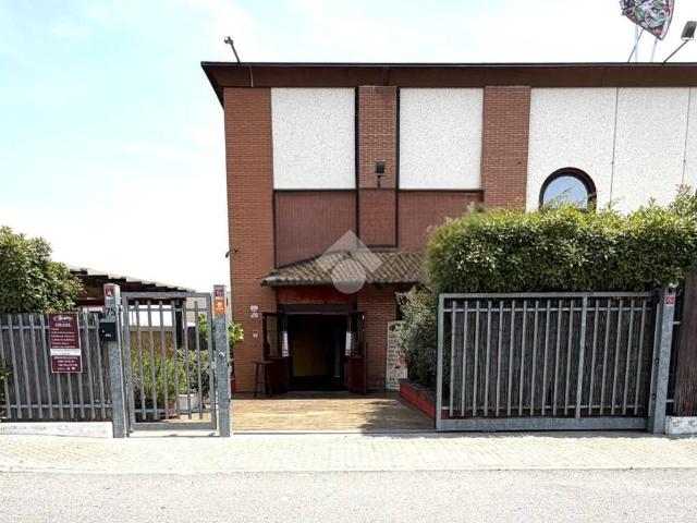 Locale Commerciale in vendita a San Genesio Ed Uniti, Lombardia