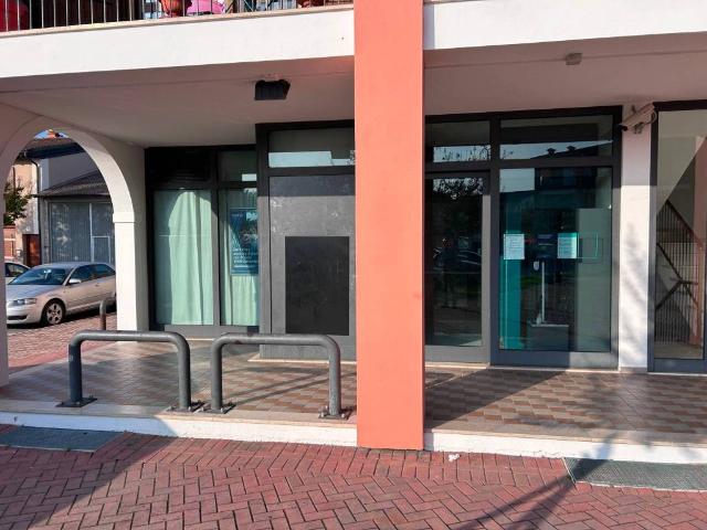 Locale Commerciale in vendita a San Gervasio Bresciano, Lombardia