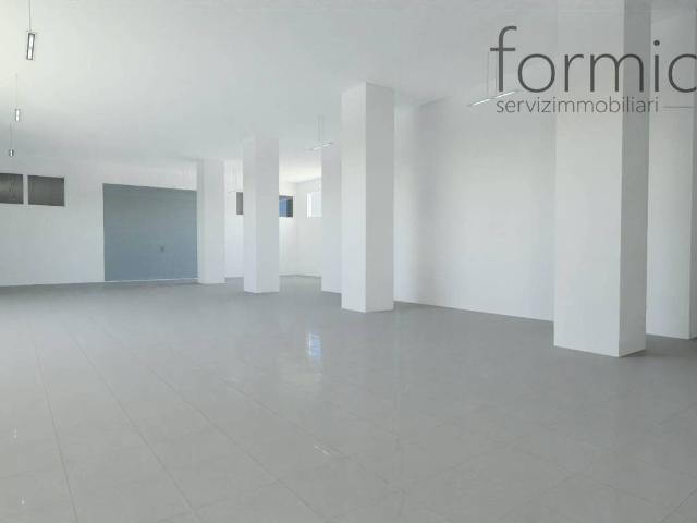 Locale Commerciale in vendita a Municipalità 6, Campania