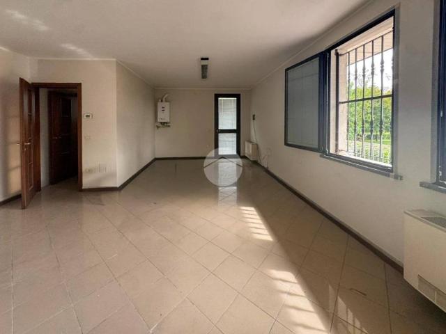 Locale Commerciale in vendita a San Giorgio Bigarello, Mottella