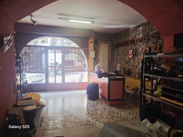 Locale Commerciale in vendita a Comunità Montana della Valle Brembana, San Giovanni Bianco