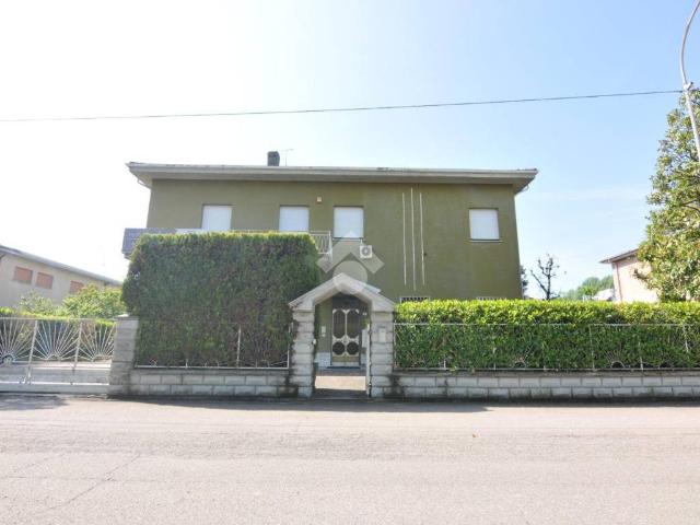 Locale Commerciale in vendita a Unione Terre d'Acqua, San Giovanni In Persiceto