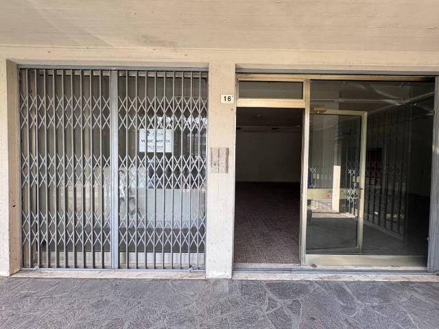Locale Commerciale in vendita a Unione Terre d'Acqua, San Giovanni In Persiceto