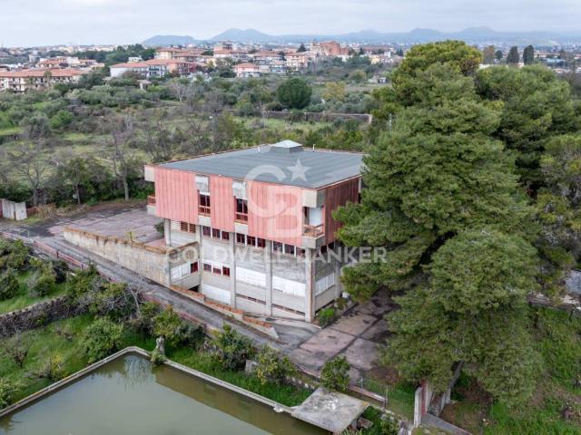 Locale Commerciale in vendita a San Giovanni La Punta, Sicilia