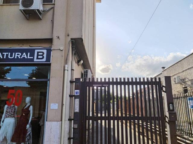 Locale Commerciale in vendita a San Giovanni La Punta, Sicilia