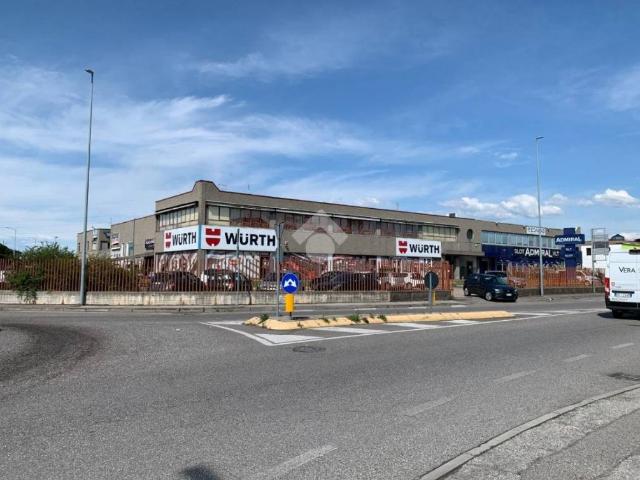 Locale Commerciale in vendita a San Giovanni Lupatoto, Veneto